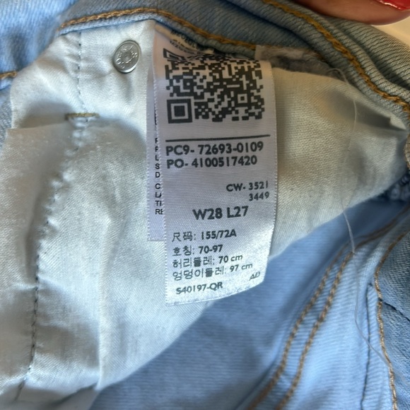 Women’s Levi jeans cut into shorts. Size 28. - Picture 3 of 5